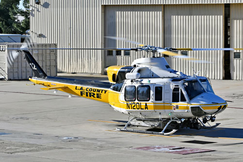 Hélicoptère Bell 412 du Los Angeles County Fire Department, à Whiteman Airport, Californie, USA