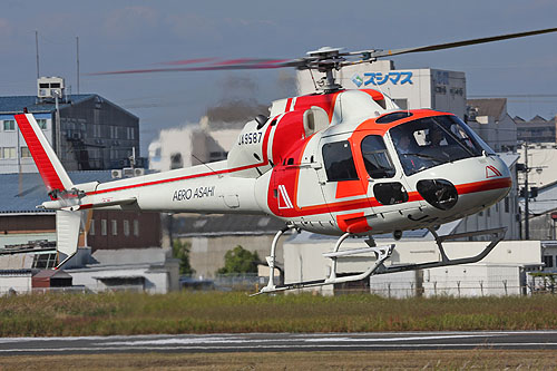 Hélicoptère bimoteurs AS355 F1 Ecureuil 2 d'AERO ASAHI